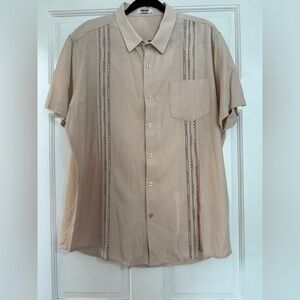 Short-Sleeve Casual Button-Down Shirt in Beige with Subtle Vertical Embroidery